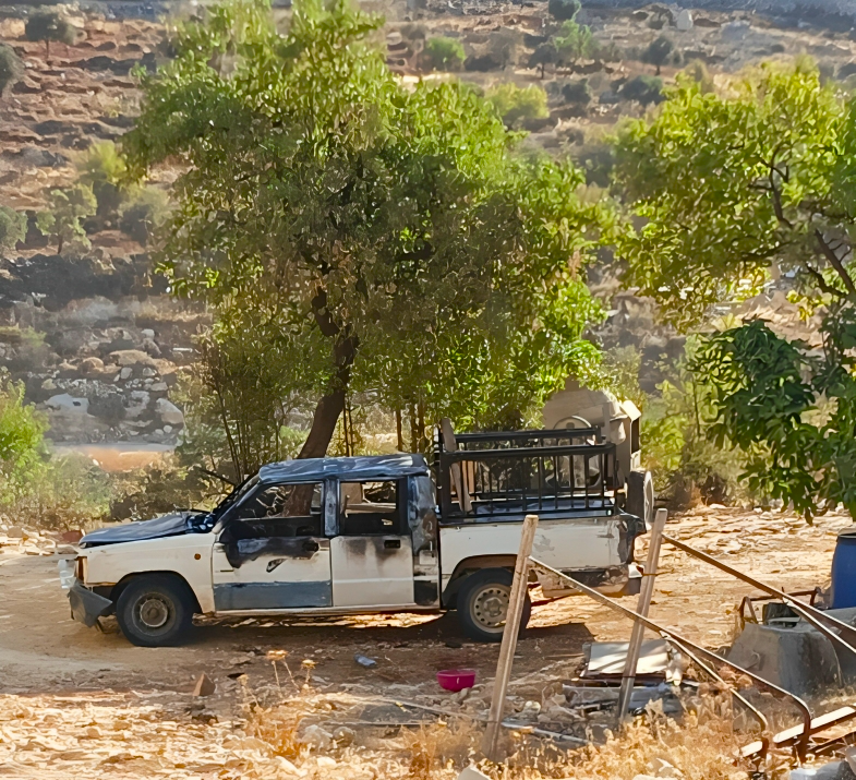 Des colons israéliens attaquent une maison et incendient un véhicule à l'est de Ramallah