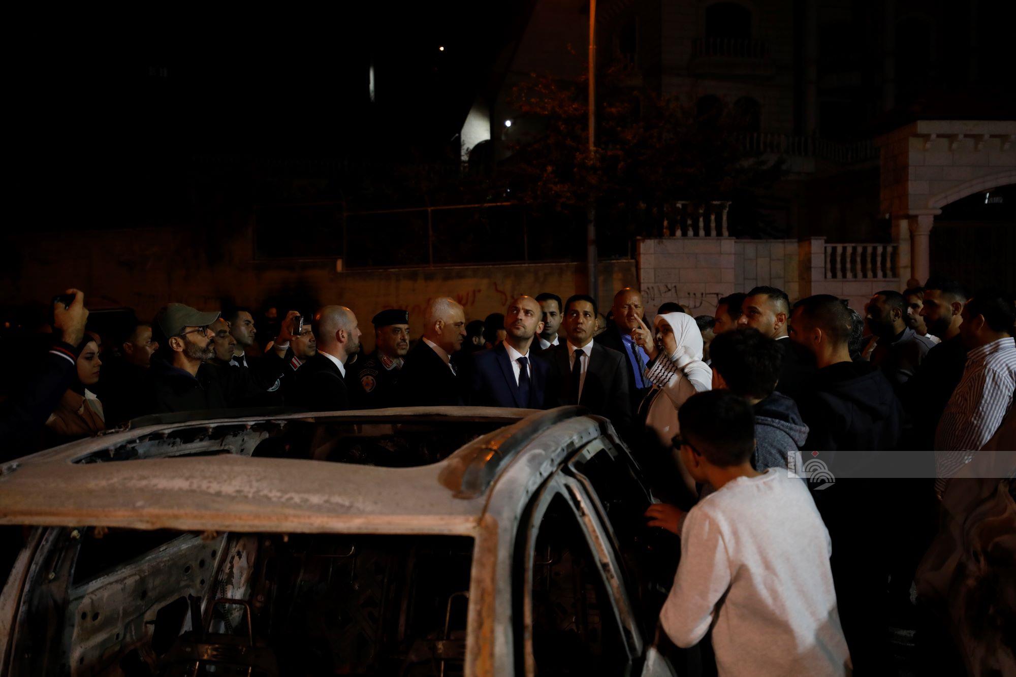 Le ministre français des affaires étrangères inspecte les effets de l’attaque des colons à Al-Bireh