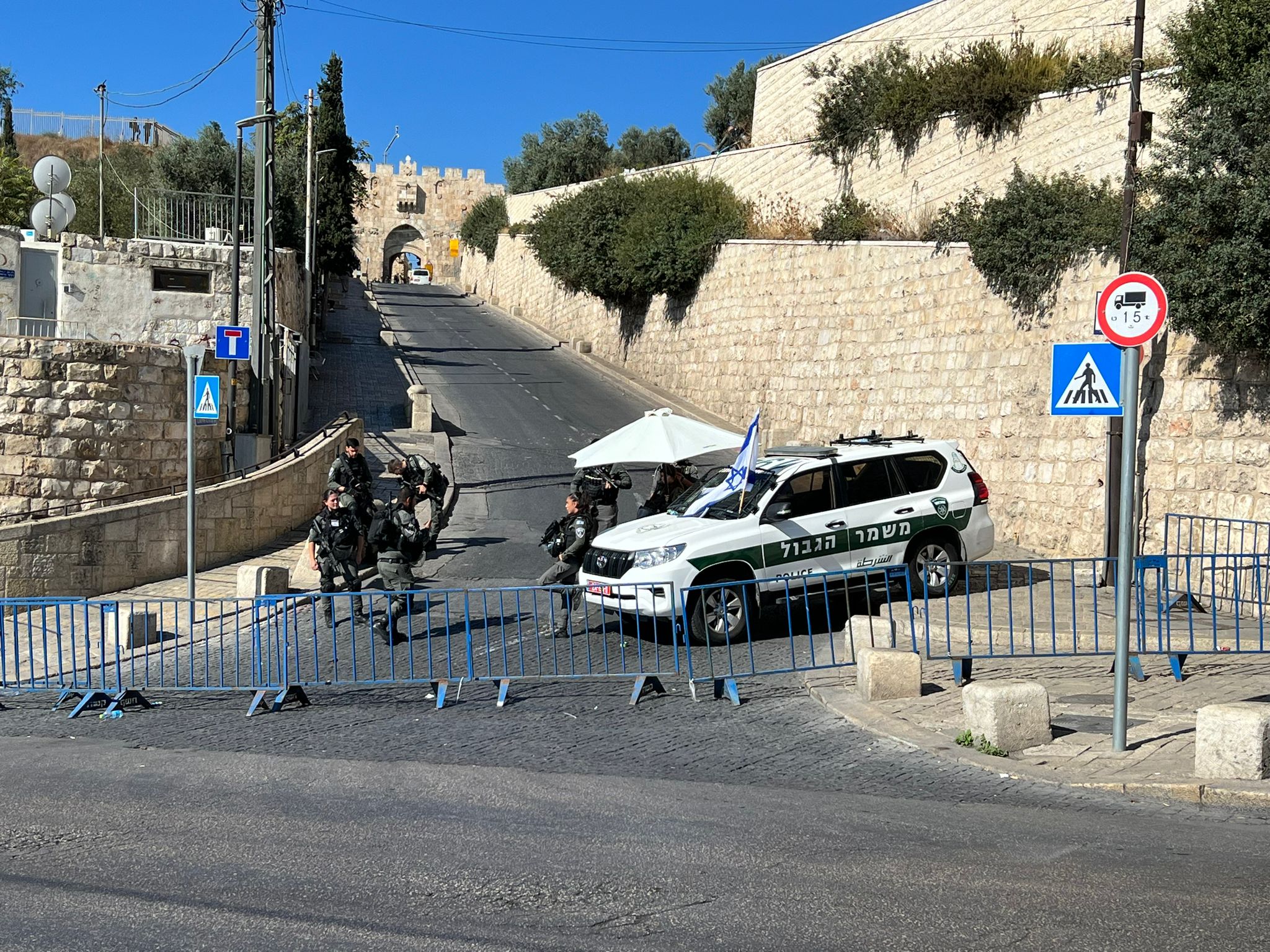 La police israélienne bloque l'accès des fidèles palestiniens à la mosquée d'Al-Aqsa