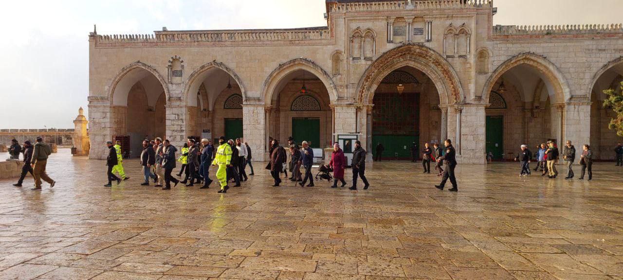 Des dizaines de colons s’introduisent dans la mosquée d’Al-Aqsa et l’armée d’occupation attaque les fidèles 