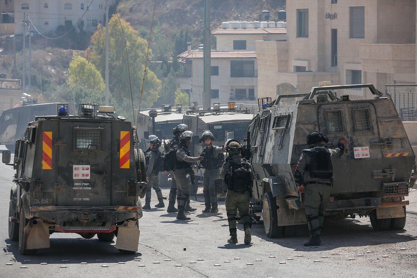 Hébron : l’occupation envahit deux maisons des prisonniers pour les démolir