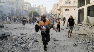 Une fillette succombe dans une frappe aérienne israélienne d’une maison dans la ville de Gaza.