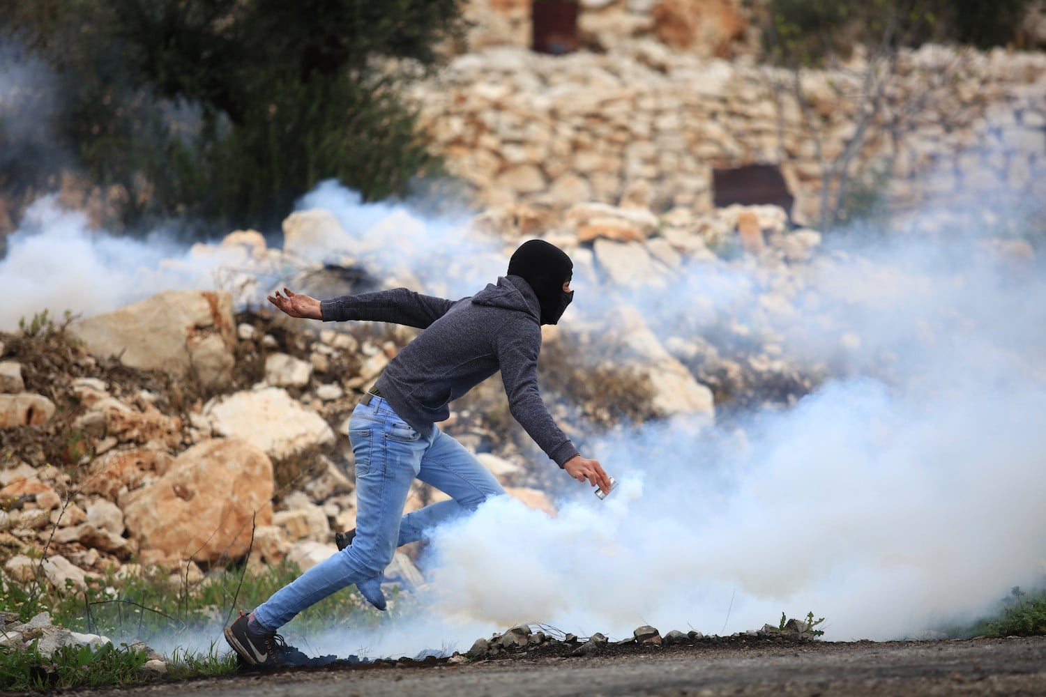 Des dizaines de blesssés par balles et des gaz lacrymogènes, lors des répressions par l'occupation des marches anti-colonisation en Cisjordanie