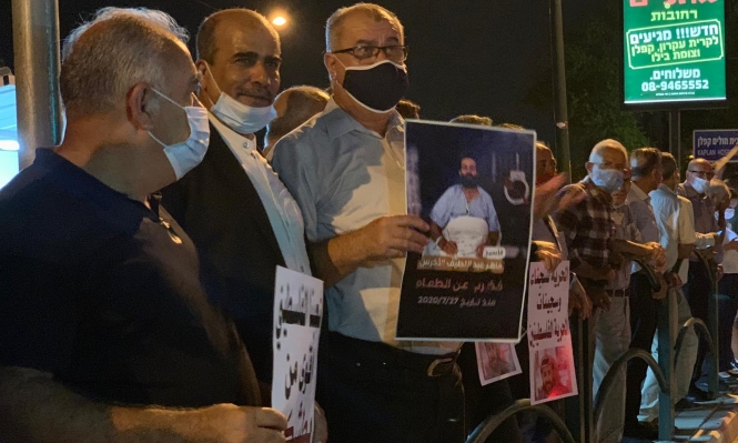 Une manifestation devant l'hôpital israélien, "Kaplan" pour soutenir le prisonnier en grève de la faim, Maher Al-Akhras