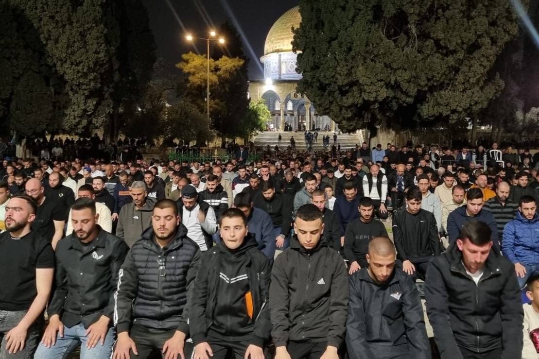 100 000 personnes accomplissent les prières d'Isha et de Tarawih à la mosquée Al-Aqsa