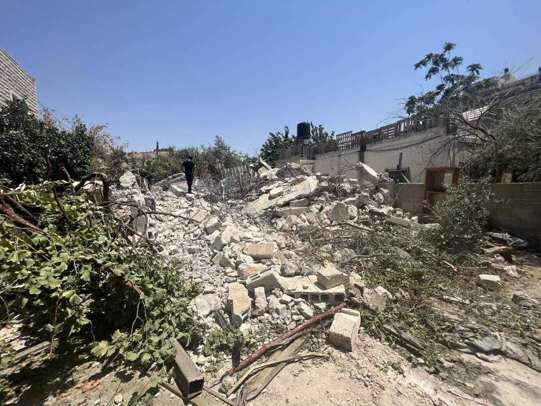 Une maison palestinienne abritant huit personnes, détruite par les bulldozers d’occupation à Silwan
