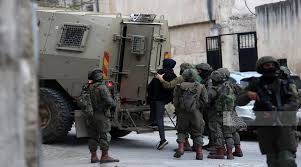 Les forces israéliennes arrêtent trois jeunes hommes du refuge pour personnes déplacées à l'est de Tulkarem