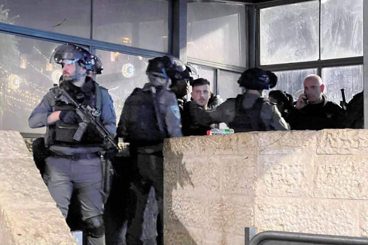 Les forces d’occupation israéliennes arrêtent trois Palestiniens à Jérusalem occupée