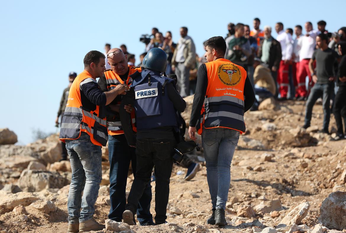 Un journaliste blessé et des citoyens suffoqués lors d’une manifestation contre le pillage israélien des terres à Naplouse 