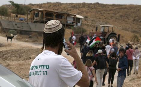 Les colons attaquent les véhicules des citoyens en Cisjordanie occupée  