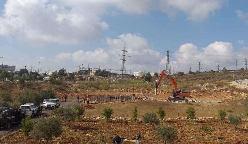 Les bulldozers israéliens démolissent des murs de soutènement et rasent des terres à Jérusalem