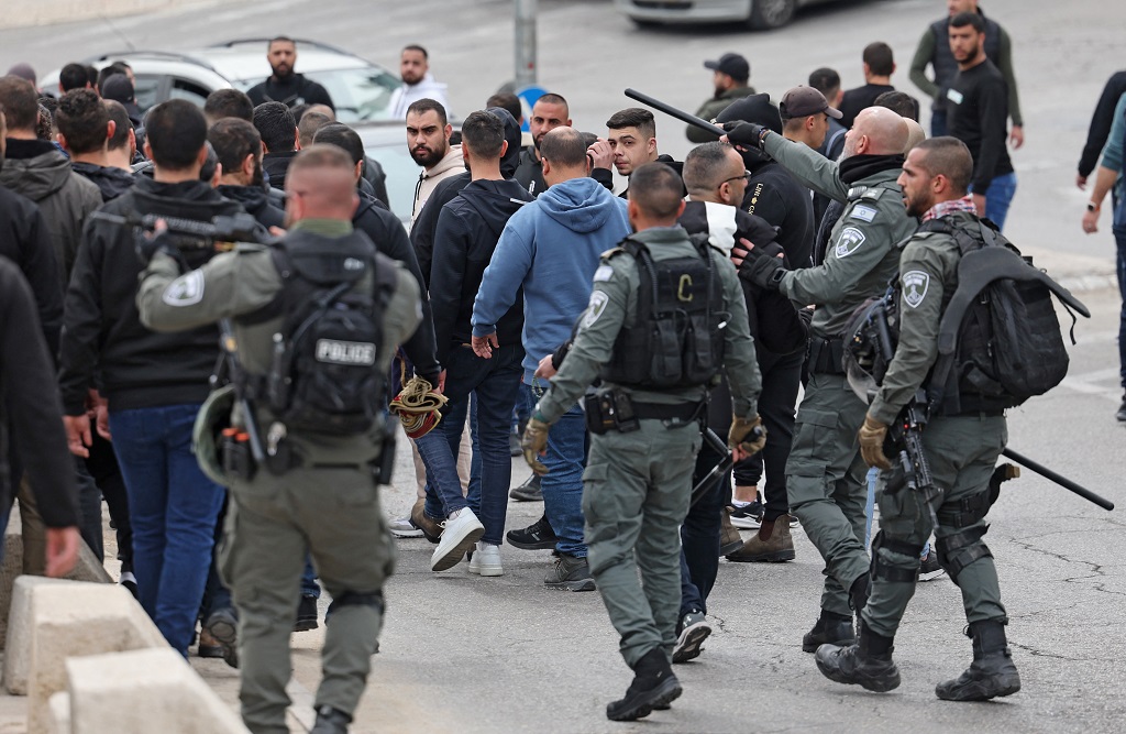 Les forces israéliennes attaquent les fidèles et restreignent l’accès à la mosquée Al-Aqsa