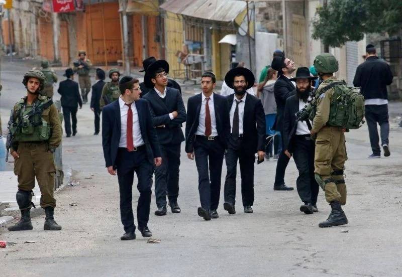 Les colons griffonnent des slogans racistes sur les véhicules des citoyens près de Ramallah 