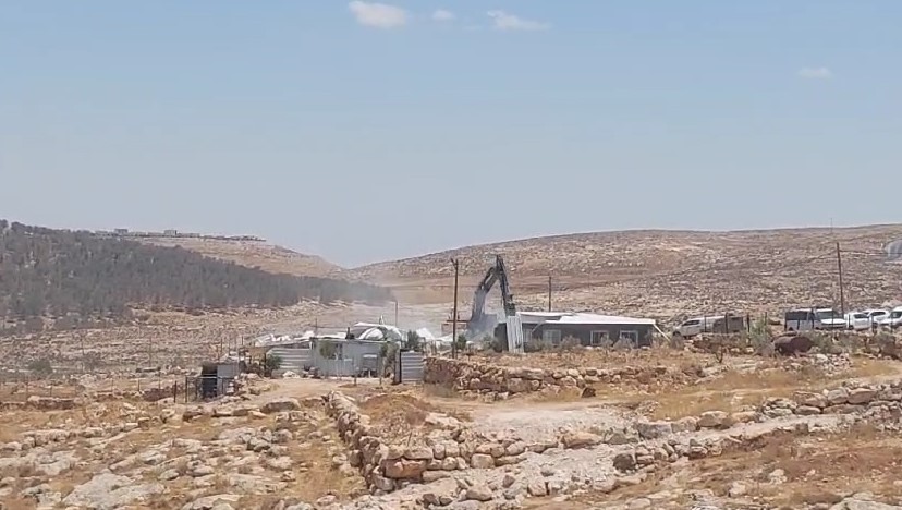 L'occupation démolit l'école primaire mixte Khallet Amira, à l'est de Yatta