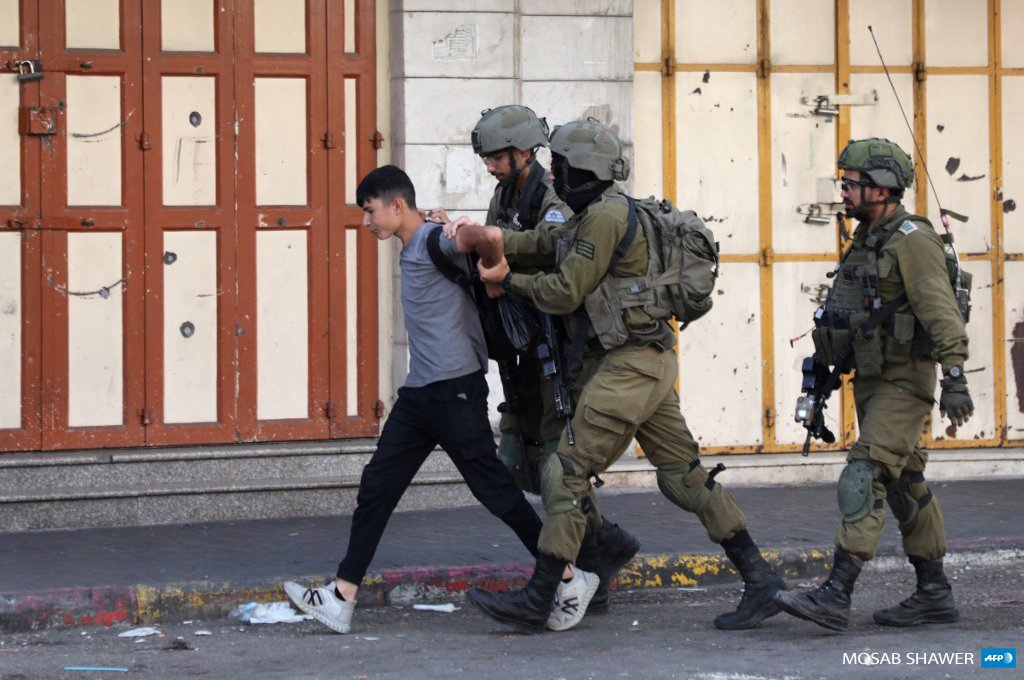 Dix Palestiniens capturés par les forces d'occupation israéliennes, dont une fille détenue pendant plusieurs heures
