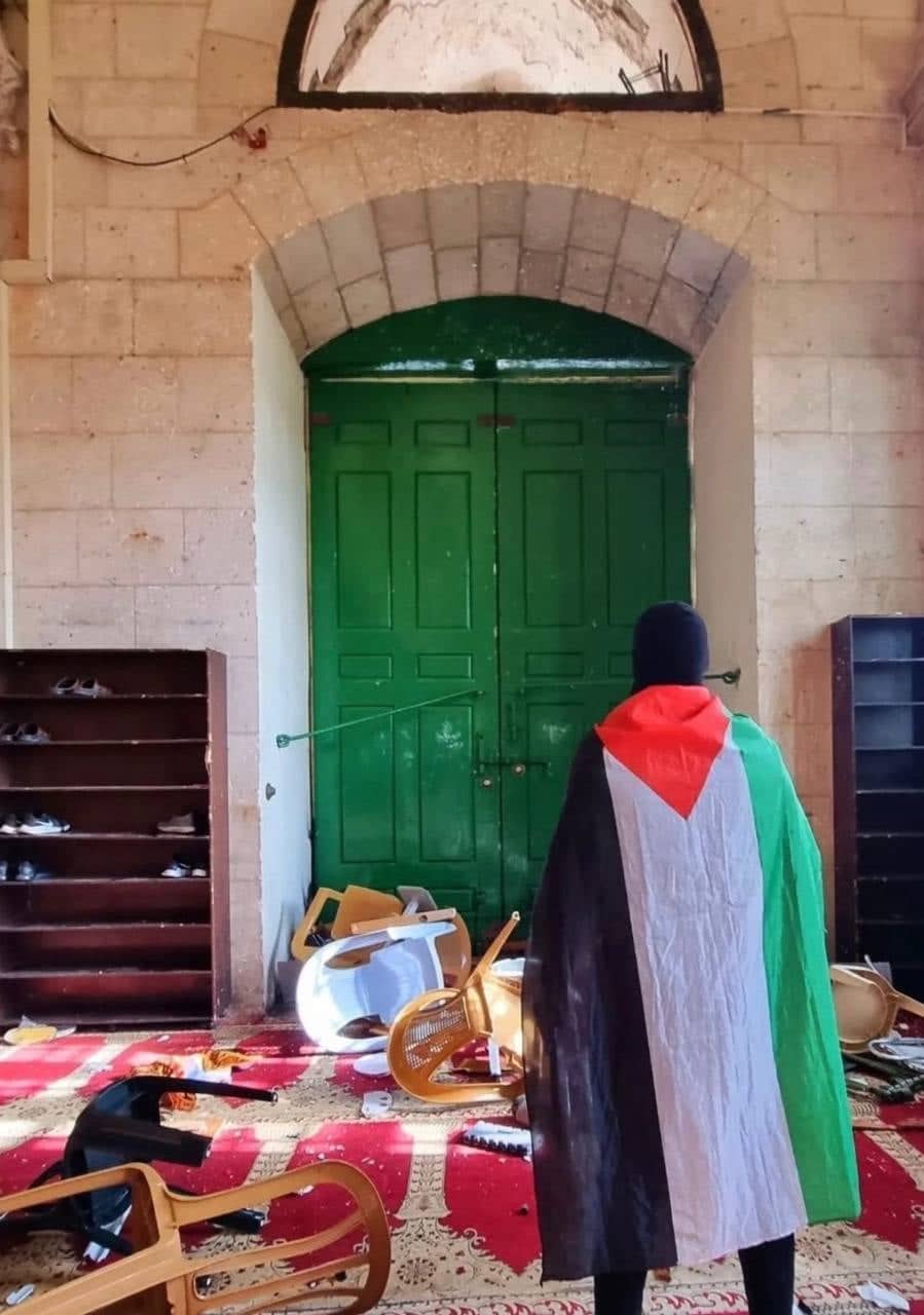 La police d'occupation réprime les fidèles à Al-Aqsa alors que les intrusions de colons reprennent   
