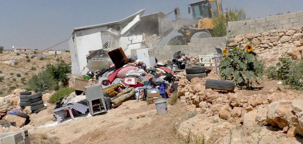 L'occupation démolit des tentes et des installations agricoles à Masafer Yatta 