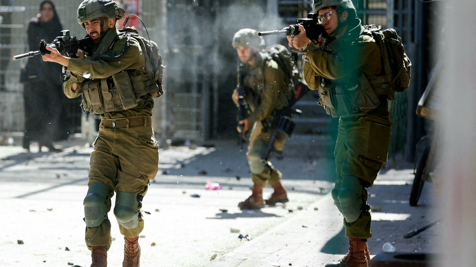Les soldats d’occupation blessent un enfant et arrêtent le père et les frères d’un martyr à Hébron