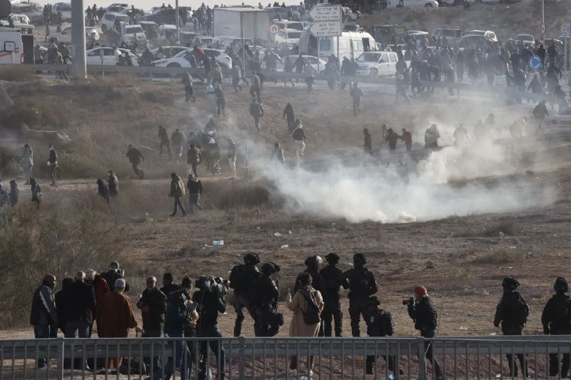 Des dizaines de citoyens blesses et arrêtés lors d’une répression israélienne d’une manifestation au Néguev  