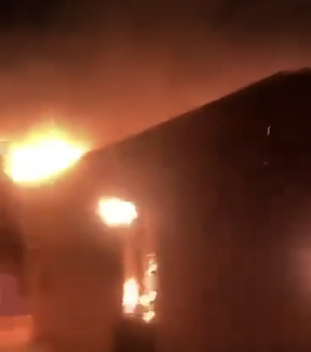 Des colons israéliens mettent le feu à une ferme et taguent des graffitis racistes dans un village à Ramallah
