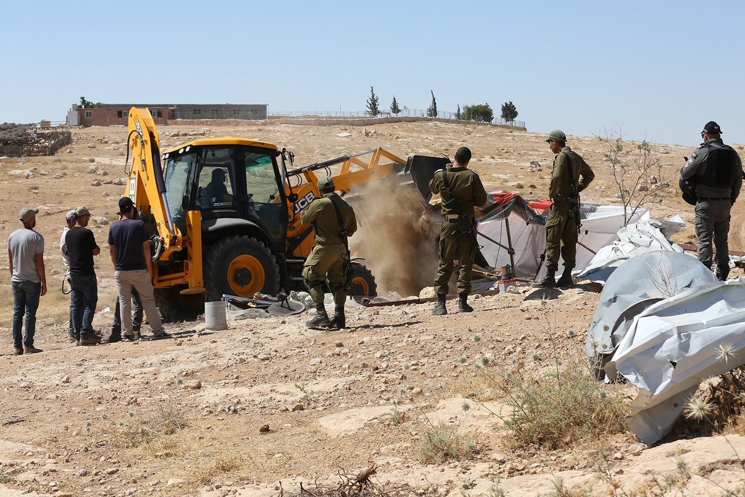 Des soldats israéliens s’emparent d’un bulldozer et arrêtent son propriétaire près de Naplouse