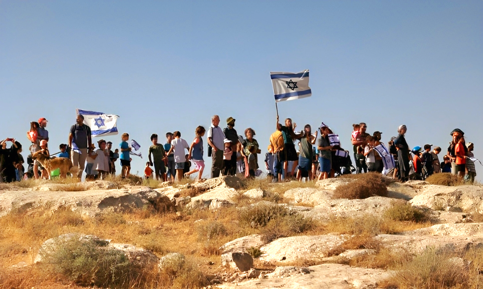 Dans le but de s’en emparer, des colons israéliens prennent d’assaut une source d’eau à Naplouse