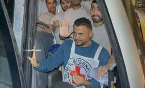 La Croix-Rouge facilite le transfert de 15 détenus libérés de Gaza vers l'hôpital des martyrs d'Al-Aqsa.