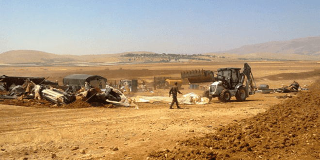 L’armée israélienne détruit une tente et saisit des équipements agricoles près d’Hébron  