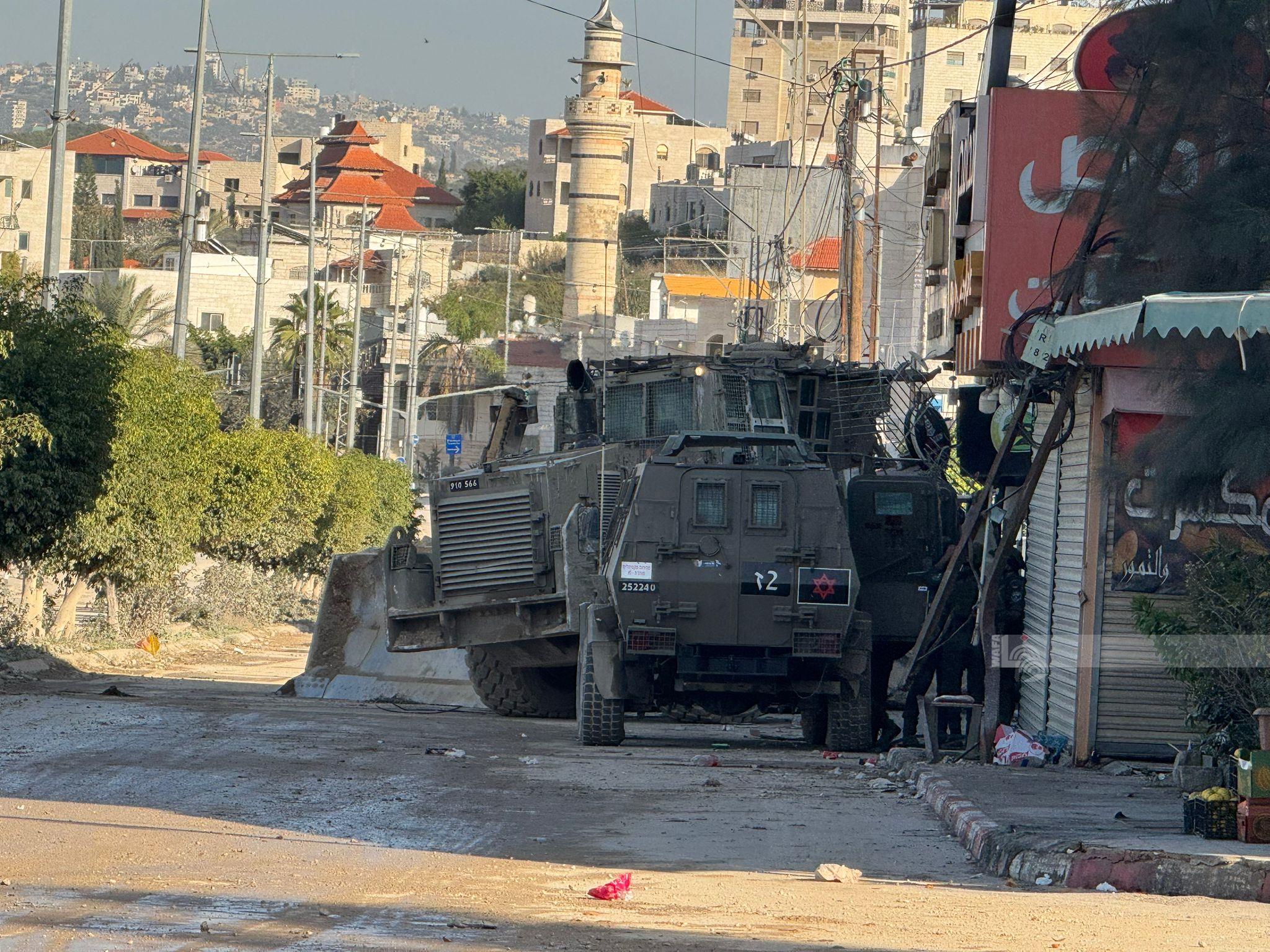 Poursuite d’agression israélienne dans la ville de Tulkraem et son camp de réfugiés : blessés, arrestations et dévastations des infrastructures