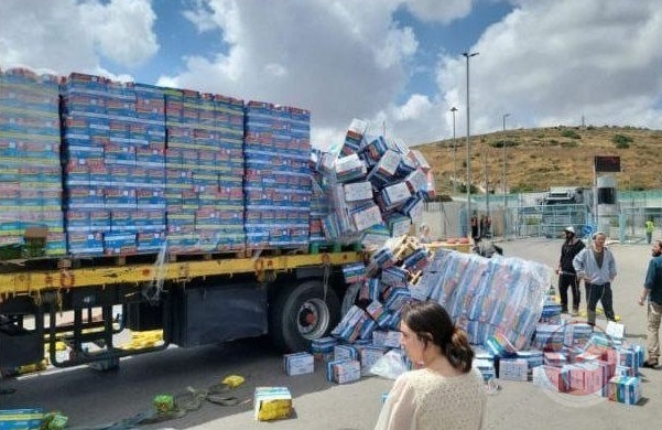 Des colons empêchent le passage des camions humanitaires de Cisjordanie vers Gaza