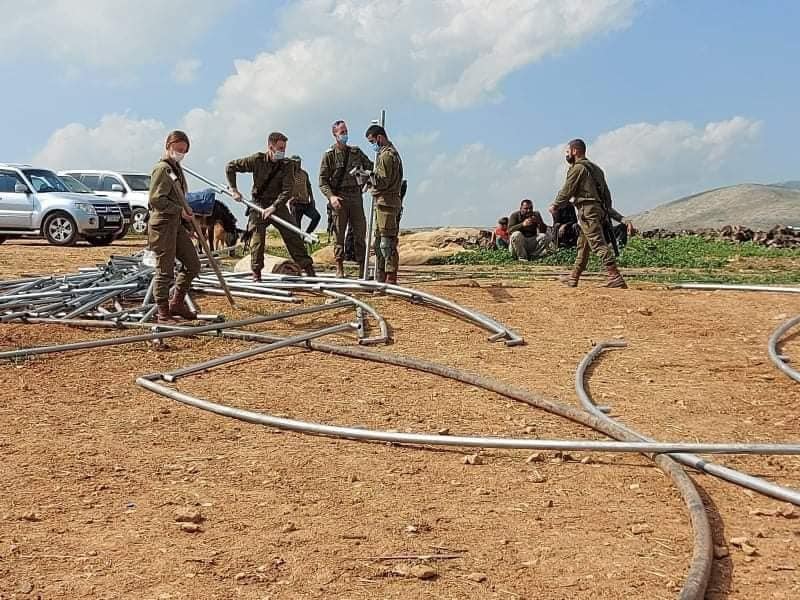 L’armée israélienne prend d’assaut la région de Humsa al-Foqa et s’empare des outils agricoles