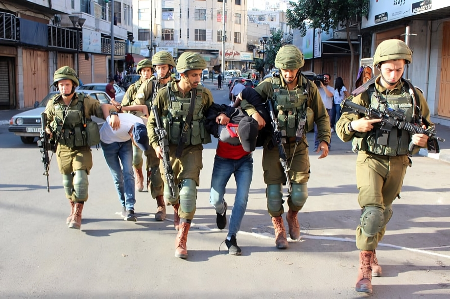 Au moins 25 Palestiniens appréhendés par les forces d'occupation en Cisjordanie