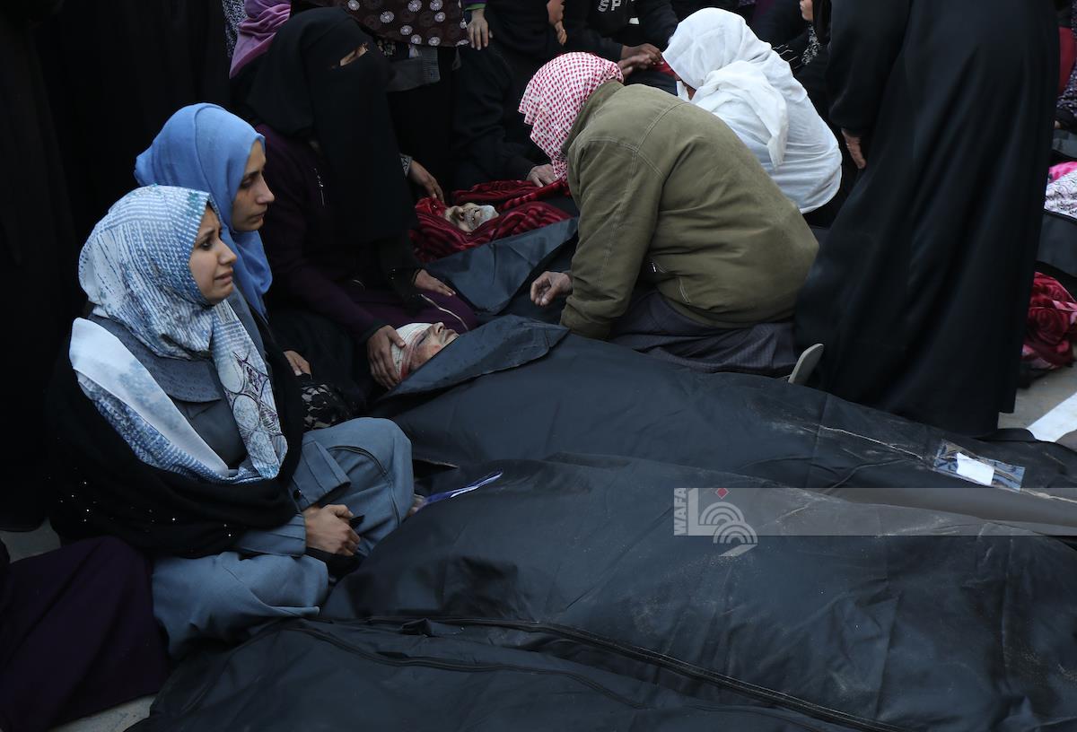 Dix martyrs dans un bombardement israélien visant une maison à Deir al-Balah