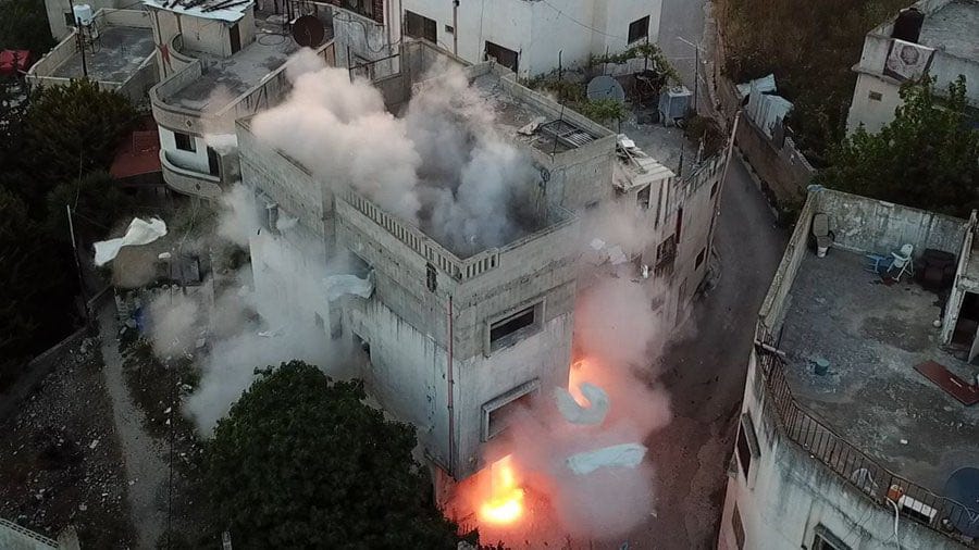 Les forces d’occupation détruisent la maison d’un détenu Palestinien et bombardent celui d’un martyr