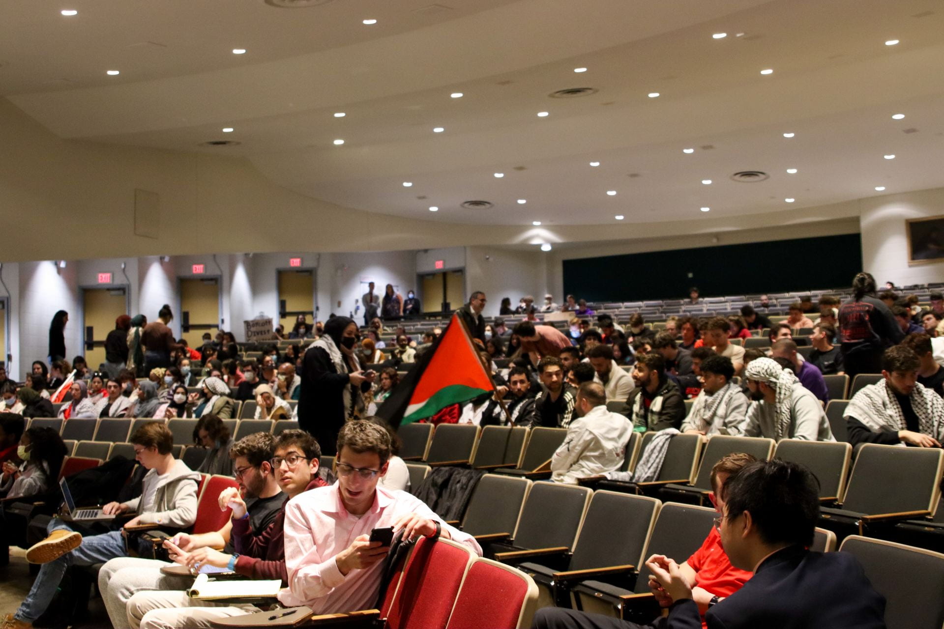 Le gouvernement des étudiants de l'Ohio vote en faveur du  désinvestissement de deux entreprises qui font des affaires en Israël