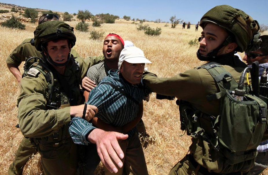Les soldats d’occupation attaquent les agriculteurs palestiniens au sud de Bethléem