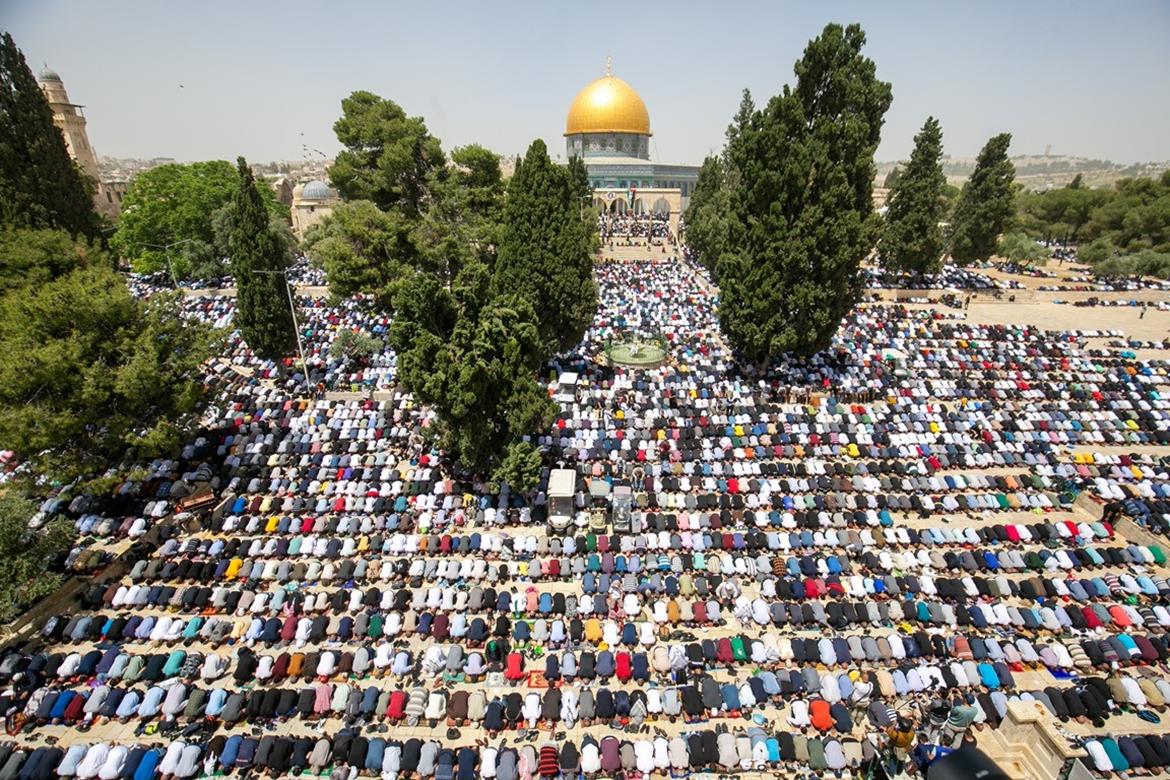 Malgré les restrictions israéliennes, 160,000 personnes prient à Al-Aqsa à Jérusalem le dernier vendredi du Ramadan