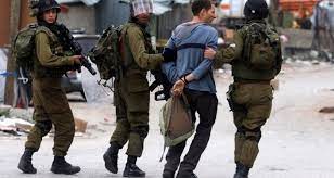Les forces israéliennes arrêtent plusieurs jeunes hommes et saisissent un immeuble résidentiel à Tulkarem