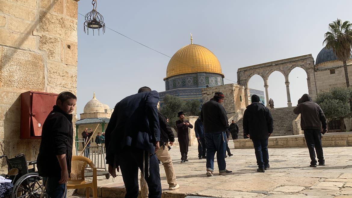 90 colons profanent la Mosquée Al-Aqsa  