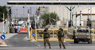 L'occupation arrête le père du martyr, Aref Lahlouh, à un poste de contrôle militaire