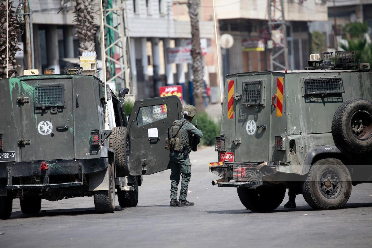 Les soldats israéliens blessent un jeune Palestinien à Naplouse