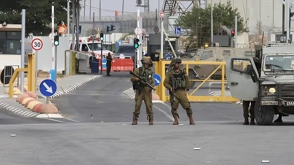 Les forces d’occupation ferment un poste de contrôle et attaquent des Palestiniens à Jérusalem