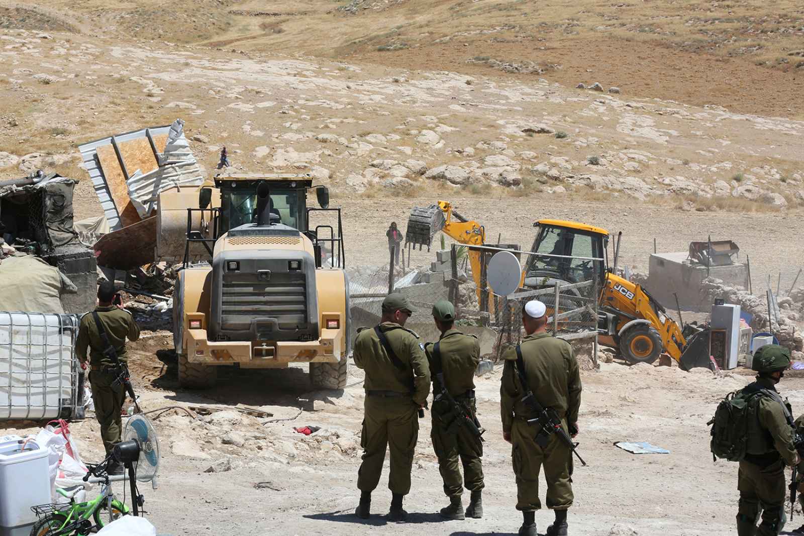 Des colonisateurs israéliens construisent une route coloniale à l’est d’Hébron