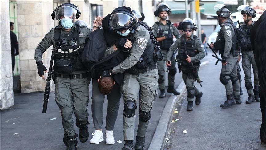 Les forces israéliennes arrêtent des citoyens lors de leur raid sur la ville de Kobar, et des colons incendient un véhicule.