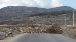 Les forces d'occupation ferment la route-Ouest de Tulkarem avec des monticules de terre