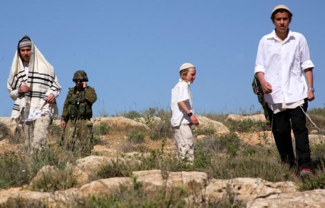 Un colon juif blesse un Palestinien par balles près d’Hébron