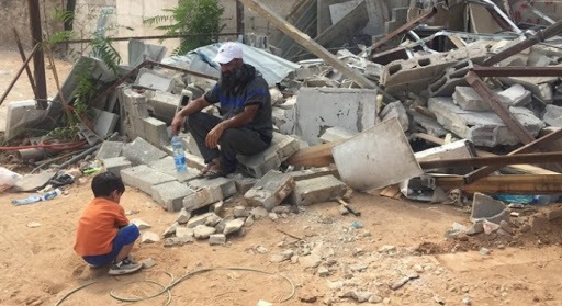 Les autorités israéliennes forcent un Palestinien de démolir sa maison à Jérusalem occupée