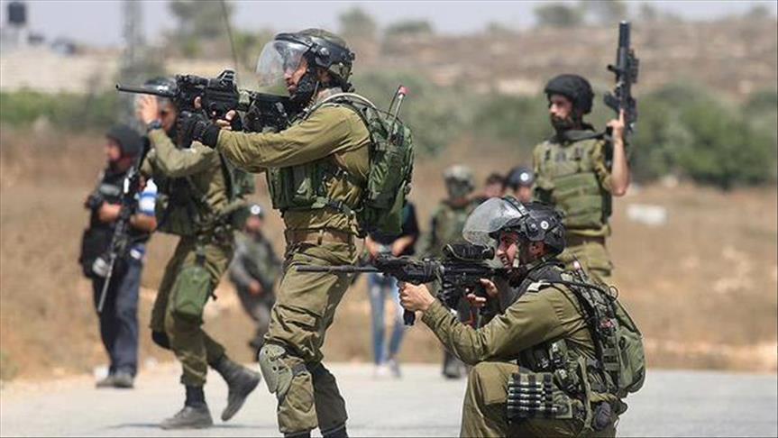 Les soldats de l'occupation blessent un jeune Palestinien par balles, au nord-est de Ramallah