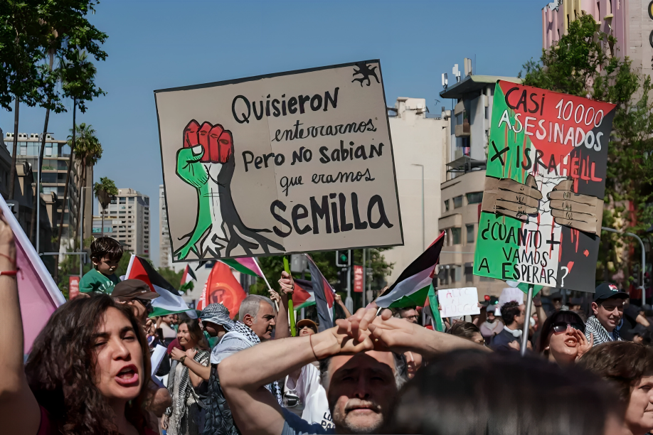 Des milliers de personnes se rassemblent à Santiago, au Chili, en solidarité avec la Palestine