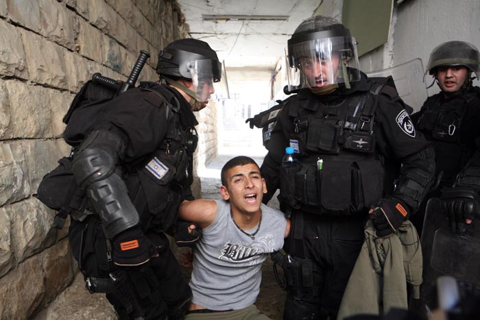 Les forces d’occupation arrêtent 7 citoyens Palestiniens en Cisjordanie